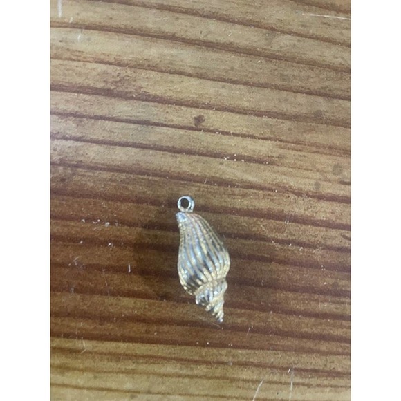 Vintage Gold Shell Pendant with Real Goldstone - Picture 2 of 7